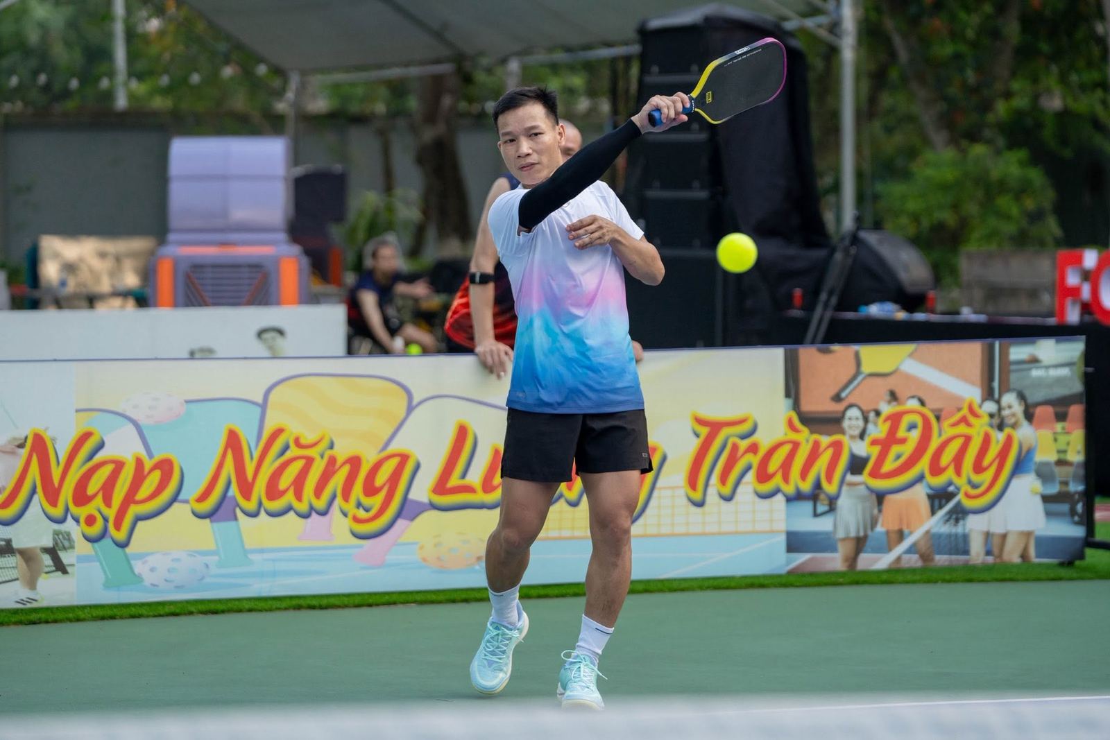Coach Kim thi đấu pickleball ngoài trời