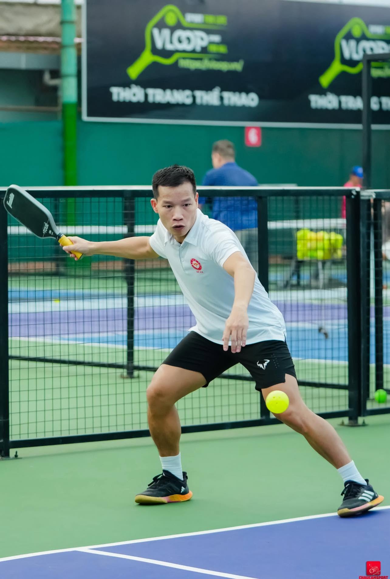 Coach Kim thực hiện quỹ đạo dink thấp trên sân Pickleball