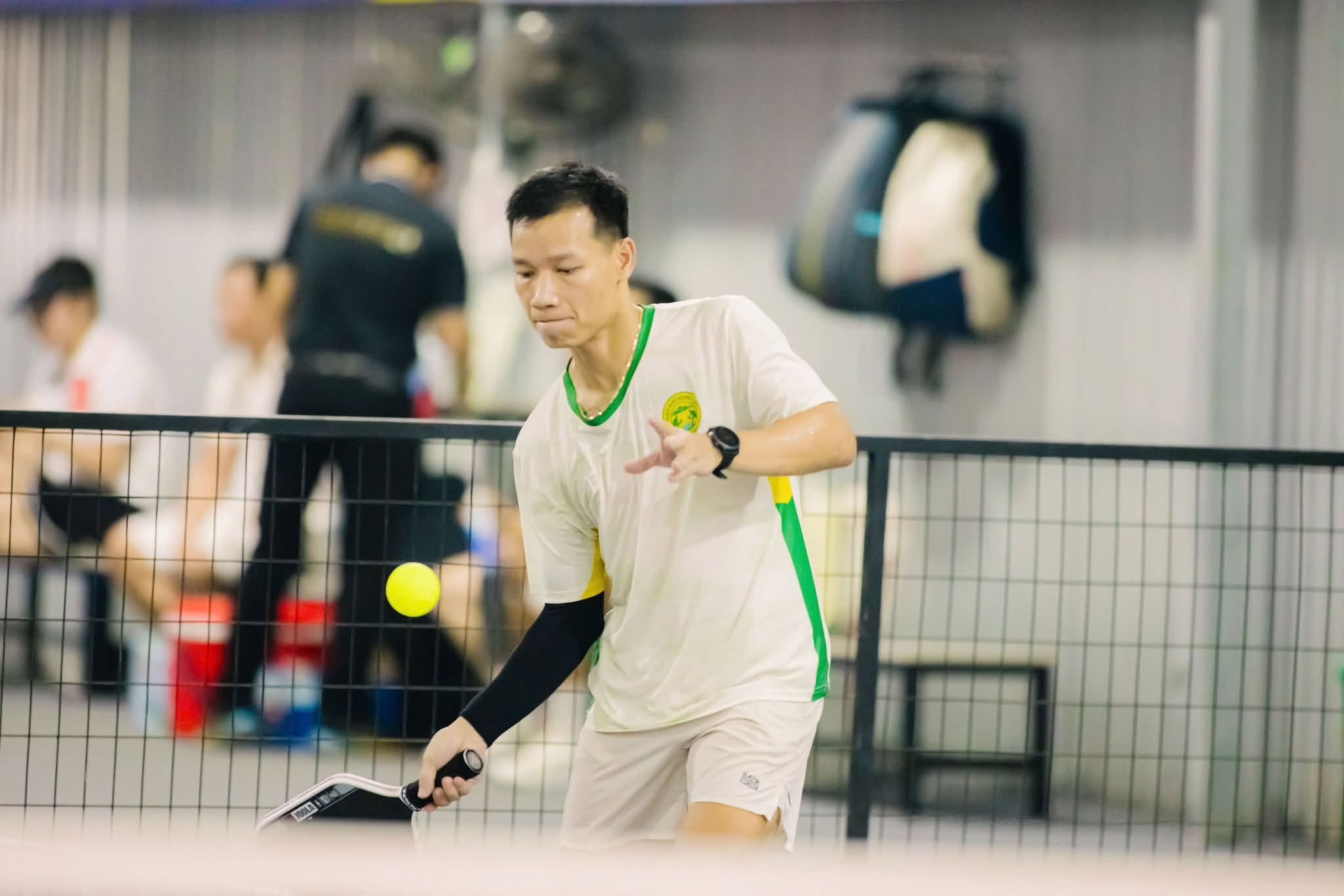 Coach Kim minh họa điểm chạm phía trước trên sân Pickleball