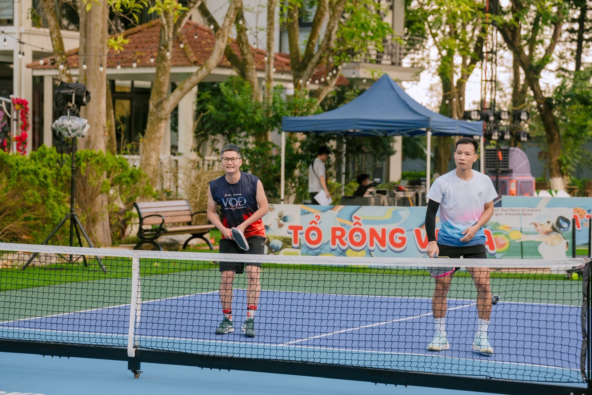 Coach Kim minh họa đổi ô sau khi ghi điểm trên sân Pickleball