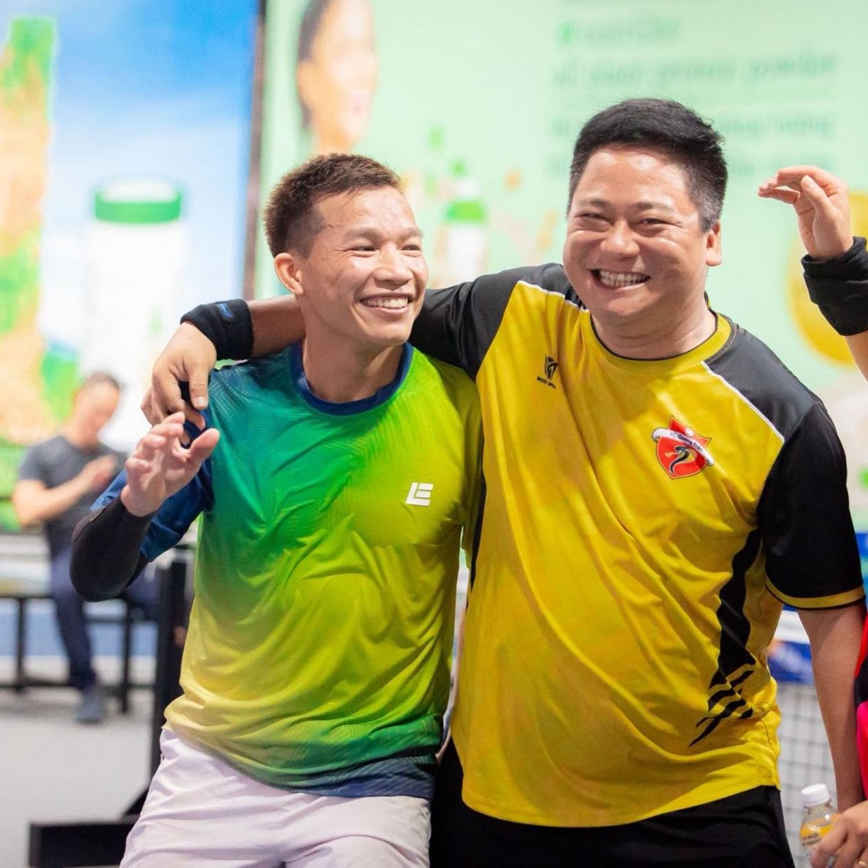 Coach Kim ăn mừng cùng đối thủ sau trận đấu pickleball phong trào tại Hà Nội