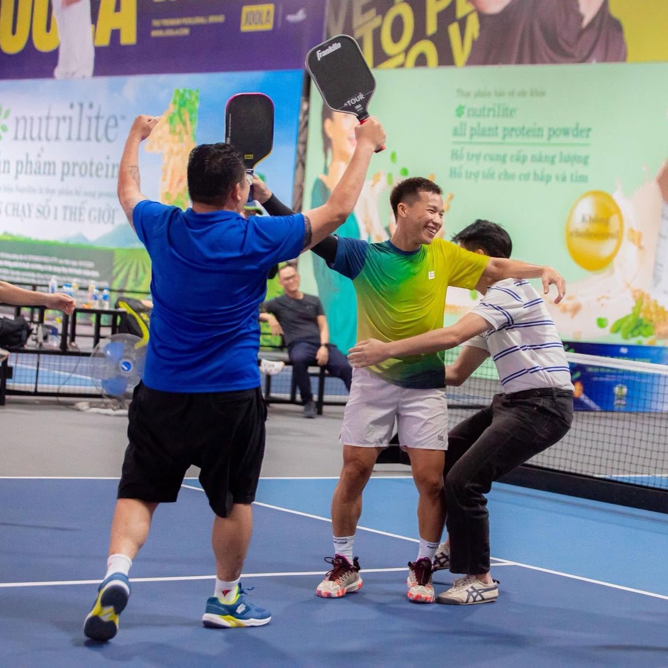 Coach Kim ăn mừng chiến thắng cùng đồng đội trên sân pickleball