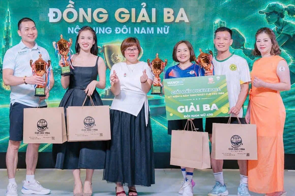 Đội thi đấu nhận giải Ba đôi nam nữ 470 tại giải kỷ niệm 4 năm sinh nhật CLB CEO 1986