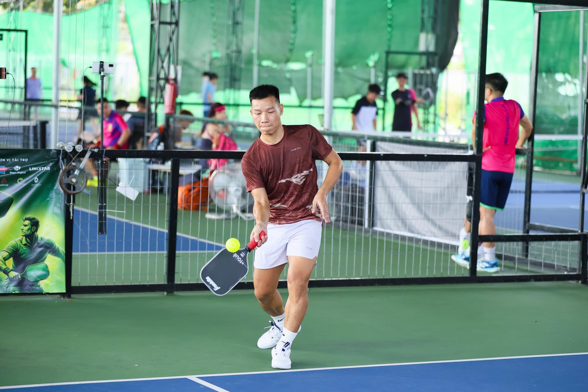 Coach Kim thực hiện vị trí giao bóng trên sân Pickleball