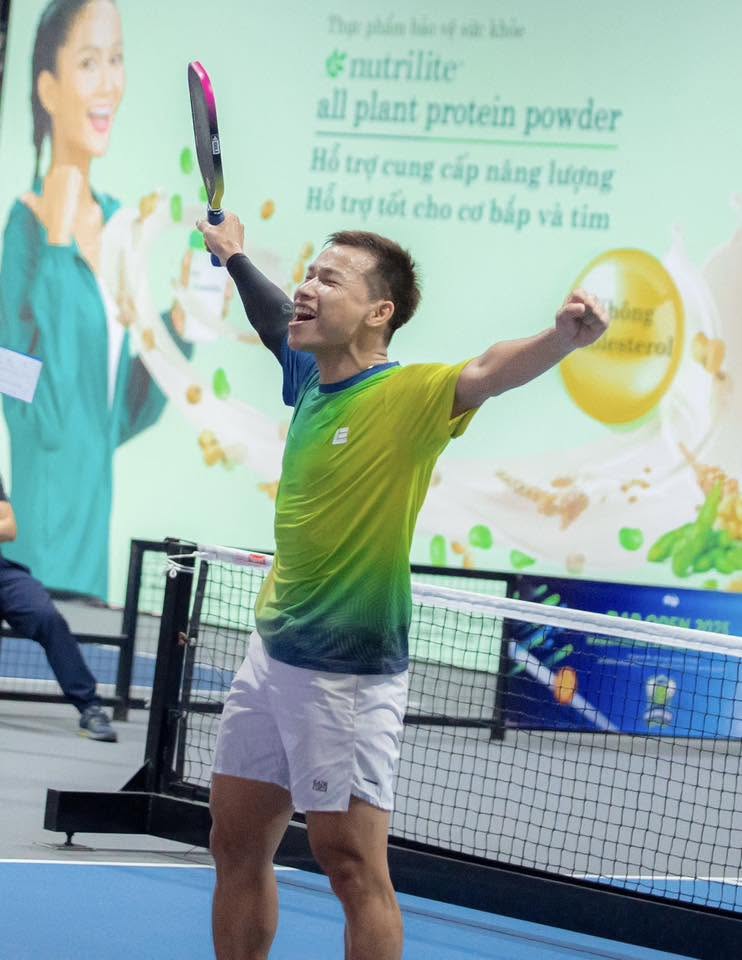 Coach Kim minh họa ô giao chéo trên sân Pickleball