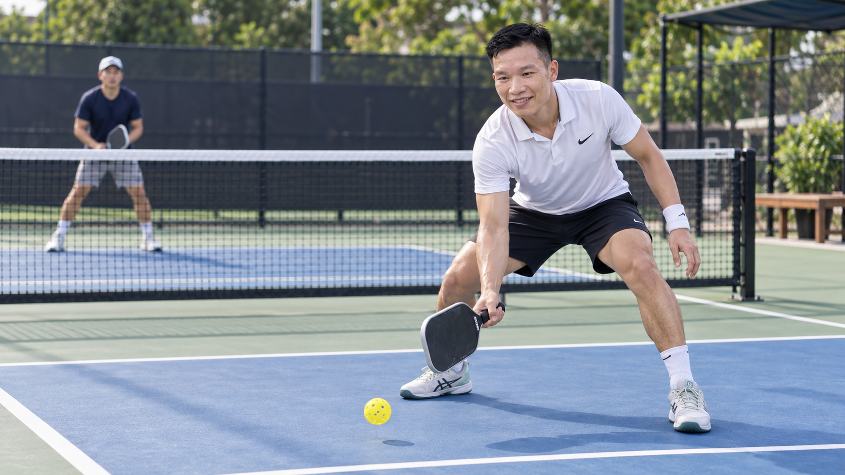 Coach Kim minh họa bóng nảy trong bếp trên sân Pickleball
